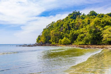 Ranong Tayland 'daki tropik cennet adası Koh Phayam Aow Yai Sahili manzara manzarası..
