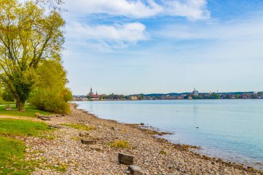 Constance Gölü Bodensee manzara manzarası Kreuzlingen Canton Thurgau İsviçre 'deki Seeburgpark' tan Almanya 'daki Constance şehrine bakıyor..