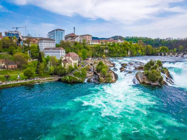 Neuhausen am Rheinfall Canton Schaffhausen 'deki Rhine Falls Europes' in en büyük şelalesi yukarıdan insansız hava aracı manzaralı..