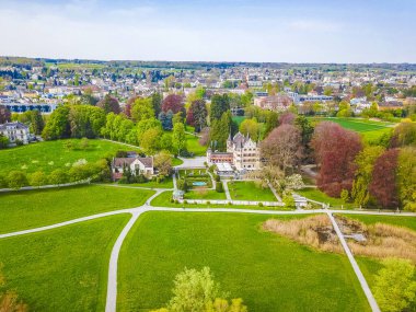 Kreuzlingen Kantonu Thurgau İsviçre 'deki Seeburgpark' ın yukarısından insansız hava aracı manzarası manzarası.
