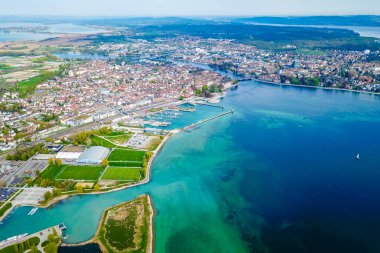 Constance Bodensee Gölü manzarası Kreuzlingen Canton Thurgau İsviçre 'deki Seeburgpark' tan Almanya 'daki Constance şehrine insansız hava aracı manzaralı manzara..