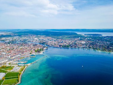 Constance Bodensee Gölü manzarası Kreuzlingen Canton Thurgau İsviçre 'deki Seeburgpark' tan Almanya 'daki Constance şehrine insansız hava aracı manzaralı manzara..