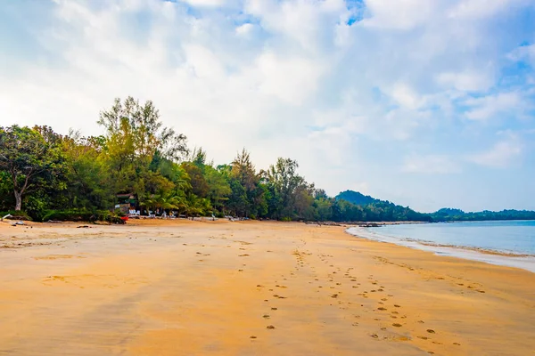 南国パラダイスアイランド Koh Phayam Khao Kwaiラノンタイのビーチ景観パノラマビュー — ストック写真