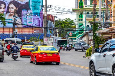 Kathu Phuket Tayland 08. Ekim 2025 İnsanların arabalarıyla ünlü turist caddesi. Palmiye ağaçları. Patong Sahili Phuket Adası Tayland 'daki barlar ve restoranlar..