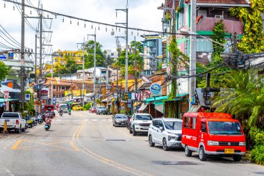 Kathu Phuket Tayland 08. Ekim 2025 İnsanların arabalarıyla ünlü turist caddesi. Palmiye ağaçları. Patong Sahili Phuket Adası Tayland 'daki barlar ve restoranlar..