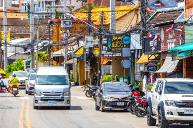 Kathu Phuket Tayland 08. Ekim 2025 İnsanların arabalarıyla ünlü turist caddesi. Palmiye ağaçları. Patong Sahili Phuket Adası Tayland 'daki barlar ve restoranlar..