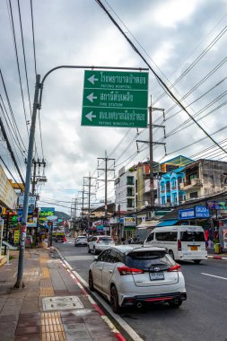 Kathu Phuket Tayland 08. Ekim 2025 İnsanların arabalarıyla ünlü turist caddesi. Palmiye ağaçları. Patong Sahili Phuket Adası Tayland 'daki barlar ve restoranlar..