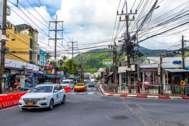 Kathu Phuket Tayland 08. Ekim 2025 İnsanların arabalarıyla ünlü turist caddesi. Palmiye ağaçları. Patong Sahili Phuket Adası Tayland 'daki barlar ve restoranlar..