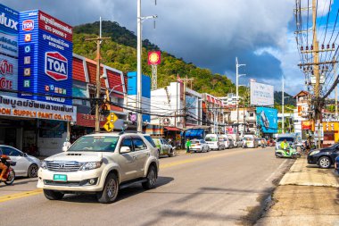 Kathu Phuket Tayland 08. Ekim 2025 İnsanların arabalarıyla ünlü turist caddesi. Palmiye ağaçları. Patong Sahili Phuket Adası Tayland 'daki barlar ve restoranlar..
