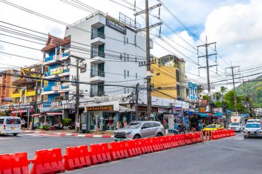 Kathu Phuket Tayland 08. Ekim 2025 İnsanların arabalarıyla ünlü turist caddesi. Palmiye ağaçları. Patong Sahili Phuket Adası Tayland 'daki barlar ve restoranlar..
