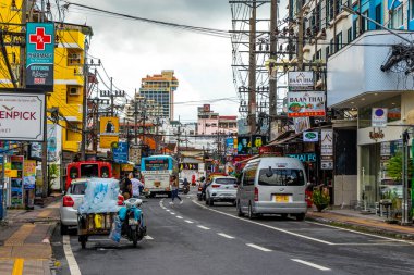Kathu Phuket Tayland 08. Ekim 2025 İnsanların arabalarıyla ünlü turist caddesi. Palmiye ağaçları. Patong Sahili Phuket Adası Tayland 'daki barlar ve restoranlar..
