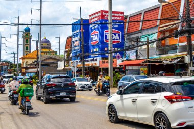 Kathu Phuket Tayland 08. Ekim 2025 İnsanların arabalarıyla ünlü turist caddesi. Palmiye ağaçları. Patong Sahili Phuket Adası Tayland 'daki barlar ve restoranlar..