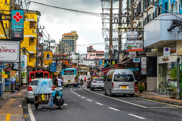 Kathu Phuket Tayland 08. Ekim 2025 İnsanların arabalarıyla ünlü turist caddesi. Palmiye ağaçları. Patong Sahili Phuket Adası Tayland 'daki barlar ve restoranlar..