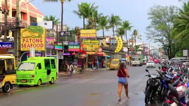 Kathu Phuket Tayland 09. Haziran 2018 Patong caddesi bina restoranları barlar insanlar Patong Sahili 'nde turizm ve parti Kathu Phuket Adası Tayland.