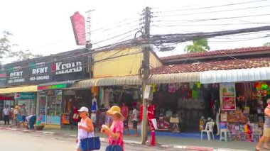 Kathu Phuket Tayland 09. Haziran 2018 Patong caddesi bina restoranları barlar insanlar Patong Sahili 'nde turizm ve parti Kathu Phuket Adası Tayland.