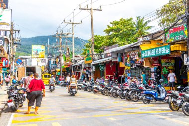 Kathu Phuket Tayland 08. Ekim 2025 Patong yürüyüş caddesi bina restoranları barlar insanlar Patong Plajı 'nda turizm ve parti Kathu Phuket Adası Tayland.