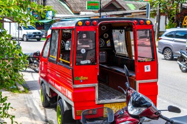 Kathu Phuket Tayland 08. Ekim 2025 İçişleri ve kırmızı bir toplu taşıma aracının arkası. Tuk, Patong Sahili 'ndeki Kathu Phuket Adası Güney Tayland' daki bir kamyon taksisine bindi..