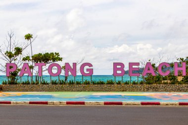 Kathu Bölgesi Phuket Adası Tayland Eyaleti 08. Ekim Pembe Patong Plajı harfleri Phuket Adası 'nın güney Tayland sahilindeki şehir tabelasına hoş geldin diyor..