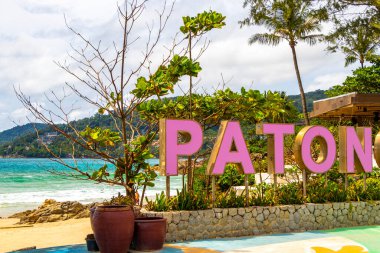 Kathu Bölgesi Phuket Adası Tayland Eyaleti 08. Ekim Pembe Patong Plajı harfleri Phuket Adası 'nın güney Tayland sahilindeki şehir tabelasına hoş geldin diyor..