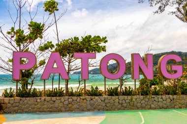 Kathu Bölgesi Phuket Adası Tayland Eyaleti 08. Ekim Pembe Patong Plajı harfleri Phuket Adası 'nın güney Tayland sahilindeki şehir tabelasına hoş geldin diyor..