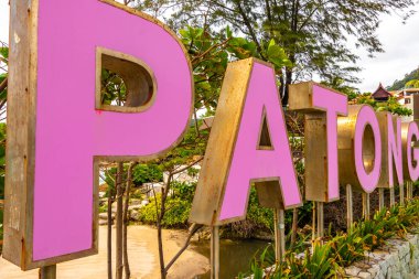 Kathu Bölgesi Phuket Adası Tayland Eyaleti 08. Ekim Pembe Patong Plajı harfleri Phuket Adası 'nın güney Tayland sahilindeki şehir tabelasına hoş geldin diyor..