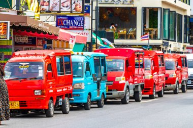 Kathu Phuket Tayland 08. Ekim 2025 Renkli toplu taşıma tuk Tuk 'ları Güney Asya' da Patong Sahili Kathu Bölgesi Phuket Adası Güney Tayland 'da kamyon taksileri aldı..