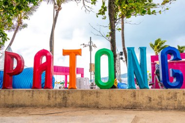 Kathu Bölgesi Phuket Adası Tayland Eyaleti 08. Ekim Renkli Patong Sahili harfleri Phuket Adası 'nın güney Tayland sahilindeki şehir tabelasına hoş geldiniz diyor..