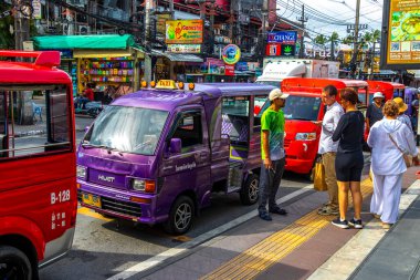 Kathu Phuket Tayland 08. Ekim 2025 Renkli toplu taşıma tuk Tuk 'ları Güney Asya' da Patong Sahili Kathu Bölgesi Phuket Adası Güney Tayland 'da kamyon taksileri aldı..