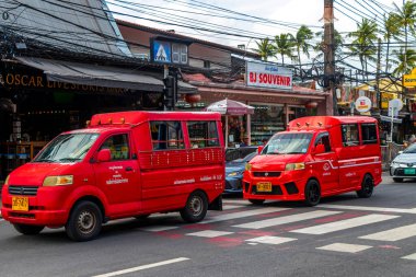 Kathu Phuket Tayland 08. Ekim 2025 Kızıl Toplu Taşımacılık Tuk Tuk, Güneydoğu Asya 'da Patong Sahili Kathu Bölgesi Phuket Adası Güney Tayland' da kamyon taksisine bindi..