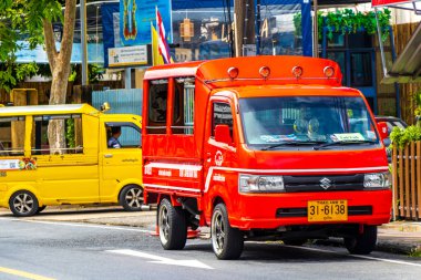 Kathu Phuket Tayland 10 numara. Ekim 2025 Renkli toplu taşıma tuk Tuk 'ları Güney Asya' da Patong Sahili Kathu Bölgesi Phuket Adası Güney Tayland 'da kamyon taksileri aldı..