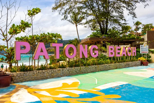 Kathu Bölgesi Phuket Adası Tayland Eyaleti 08. Ekim Pembe Patong Plajı harfleri Phuket Adası 'nın güney Tayland sahilindeki şehir tabelasına hoş geldin diyor..