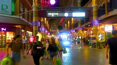 Kathu Phuket Tayland 08. Haziran 2018 'de ünlü turist caddesinde gece hayatı, insanların arabaları, palmiye ağaçları, barlar ve Patong Sahili Phuket Adası Tayland' daki restoranlar..