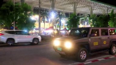 Kathu Phuket Tayland 08. Haziran 2018 'de ünlü turist caddesinde gece hayatı, insanların arabaları, palmiye ağaçları, barlar ve Patong Sahili Phuket Adası Tayland' daki restoranlar..