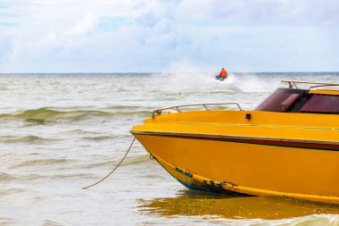 Kathu Phuket Tayland 10 numara. Ekim 2025 Hız teknesi turkuvaz mavisi botlarla Güneydoğu Asya 'daki Patong Sahili Phuket Adası Eyaleti Güney Tayland sahilinde turistik tekne..