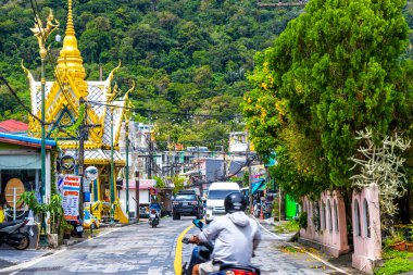 Kathu Phuket Tayland 10 numara. Ekim 2025 Güneydoğu Asya 'da Patong Sahili' nde evleri olan yerel sokak yolu Kathu Bölgesi Phuket Adası Eyaleti Güney Tayland.