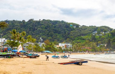 Kathu Phuket Tayland 10 numara. Ekim 2025 Patong Sahili sahil manzaralı gezinti turistleri açık mavi su dalgaları ve yeşil dağlar ve Patong Tayland 'daki palmiye ağaçları..