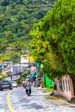 Kathu Phuket Tayland 10 numara. Ekim 2025 Güneydoğu Asya 'da Patong Sahili' nde evleri olan yerel sokak yolu Kathu Bölgesi Phuket Adası Eyaleti Güney Tayland.