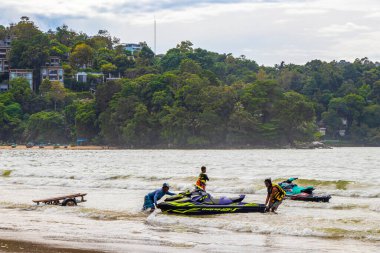 Kathu Phuket Tayland 10 numara. Ekim 2025 Güneydoğu Asya 'da Patong Sahili' nde Kathu Bölgesi Phuket Adası Güney Tayland 'da turkuaz mavi sularda turistler için jet ski..