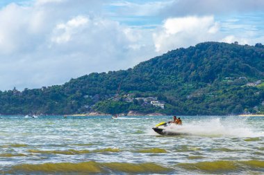 Kathu Phuket Tayland 10 numara. Ekim 2025 Güneydoğu Asya 'da Patong Sahili' nde Kathu Bölgesi Phuket Adası Güney Tayland 'da turkuaz mavi sularda turistler için jet ski..