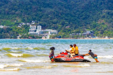 Kathu Phuket Tayland 10 numara. Ekim 2025 Güneydoğu Asya 'da Patong Sahili' nde Kathu Bölgesi Phuket Adası Güney Tayland 'da turkuaz mavi sularda turistler için jet ski..