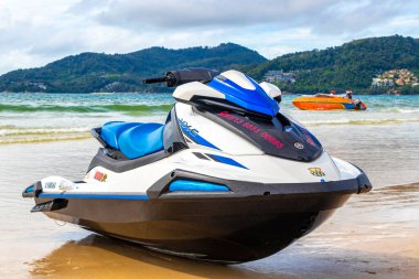 Kathu Phuket Tayland 10 numara. Ekim 2025 Güneydoğu Asya 'da Patong Sahili' nde Kathu Bölgesi Phuket Adası Güney Tayland 'da turkuaz mavi sularda turistler için jet ski..