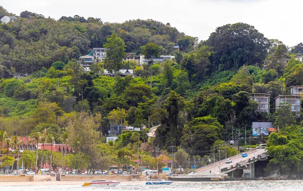 Kathu Phuket Tayland 10 numara. Ekim 2025 Patong Sahili sahil manzaralı gezinti turistleri açık mavi su dalgaları ve yeşil dağlar ve Patong Tayland 'daki palmiye ağaçları..