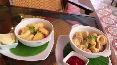 Kathu Bölgesi Phuket Adası Tayland Eyaleti 08. Haziran 2018 Spice House Rus Lokantası menü tabakları ve masa Patong Sahili Kathu Bölgesi Phuket Adası Güney Tayland Bölgesi.