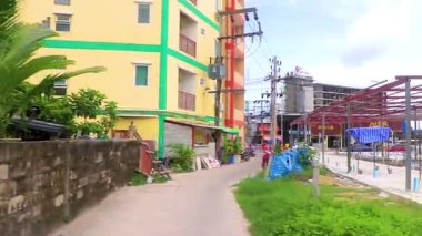 Kathu Phuket Tayland 08. Haziran 2018 Güneydoğu Asya 'da Patong Sahili, Kathu Bölgesi, Phuket Adası, Güney Tayland' da evleri olan yerel sokak yolunda yürüyüş..