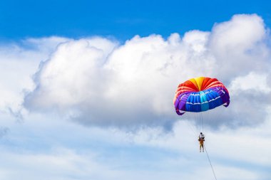 Kathu Phuket Tayland 13 numara. Ekim 2025 Patong Sahili Sahil Sahili Turizm ve parasailing Paraşüt Spor Aktivitesi Su Dalgaları ve Patong Phuket Tayland 'da bulutlar.
