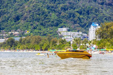 Kathu Phuket Tayland 13 numara. Ekim 2025 Hız teknesi turkuvaz mavisi botlarla Güneydoğu Asya 'daki Patong Sahili Phuket Adası Eyaleti Güney Tayland sahilinde turistik tekne..