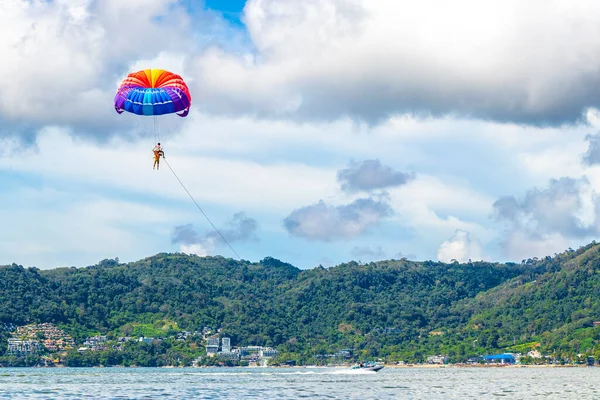 Kathu Phuket Tayland 13 numara. Ekim 2025 Patong Sahili Sahil Sahili Turizm ve parasailing Paraşüt Spor Aktivitesi Su Dalgaları ve Patong Phuket Tayland 'da bulutlar.