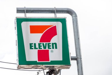 Kathu Phuket Tayland 08. Ekim 2025 7 11 mağaza girişi ve Patong Sahili Kathu Bölgesi Phuket Adası Güney Tayland 'daki caddede hoş geldin işareti logosu..