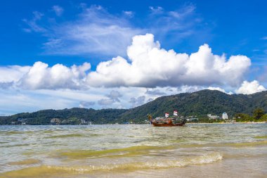 Kathu Bölgesi Phuket Eyaleti Tayland 13. Ekim 2025, Patong Sahili Phuket Adası Tayland Phuket Adası 'ndaki açık mavi turkuaz su ve deniz manzaralı sahilde uzun kuyruklu tekneler..
