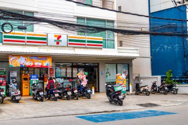 Kathu Phuket Tayland 08. Ekim 2025 7 11 mağaza girişi ve Patong Sahili Kathu Bölgesi Phuket Adası Güney Tayland 'daki caddede hoş geldin işareti logosu..